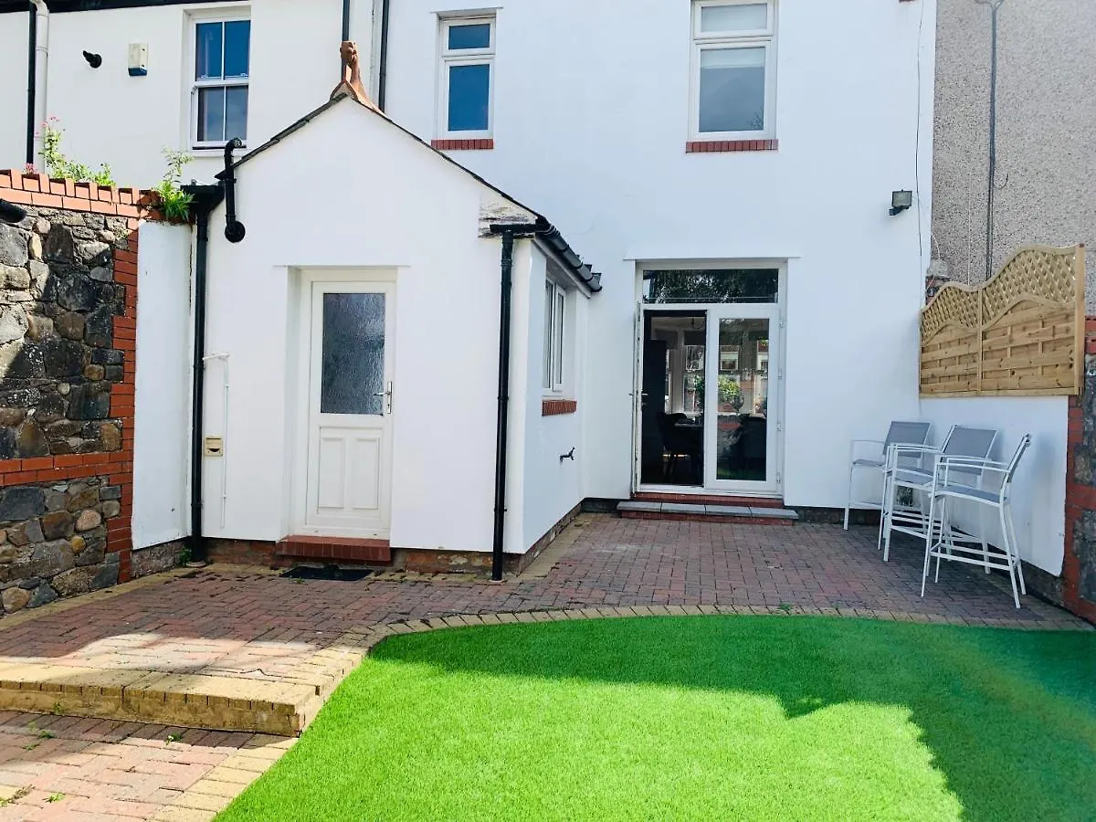 4 Bedroom House Nr Cardiff City Centre Holiday home