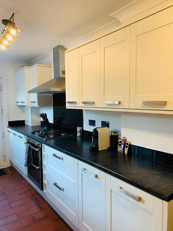Holiday home 4 Bedroom House Nr Cardiff City Centre