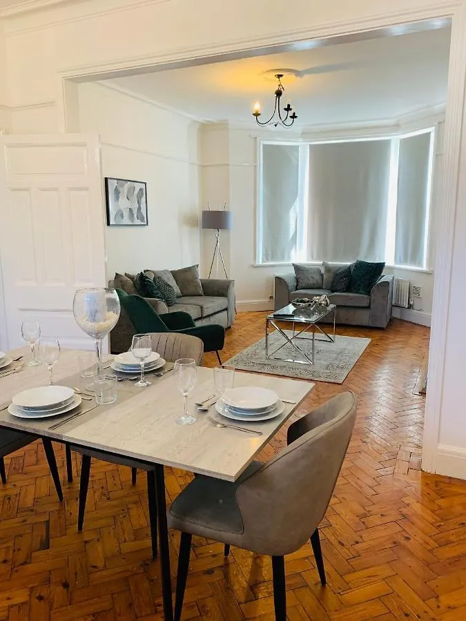 Holiday home 4 Bedroom House Nr Cardiff City Centre