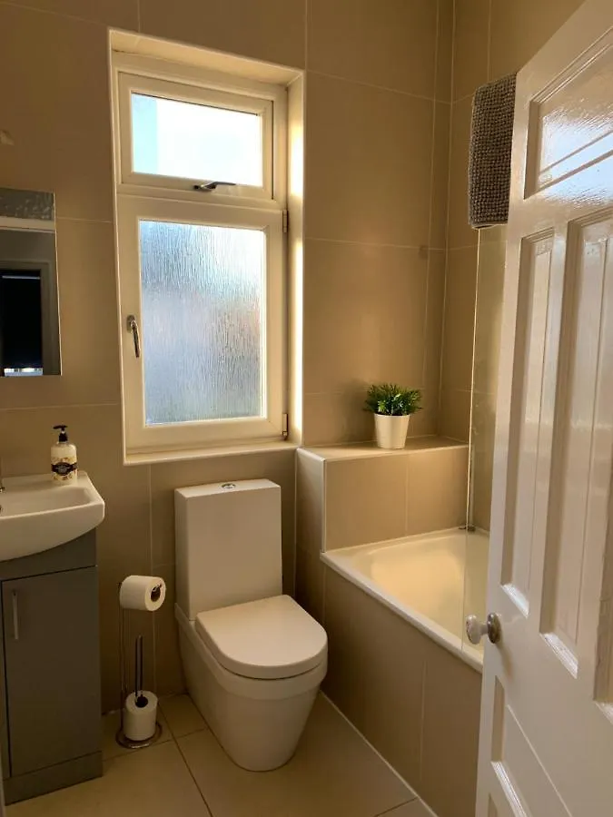 4 Bedroom House Nr Cardiff City Centre Holiday home