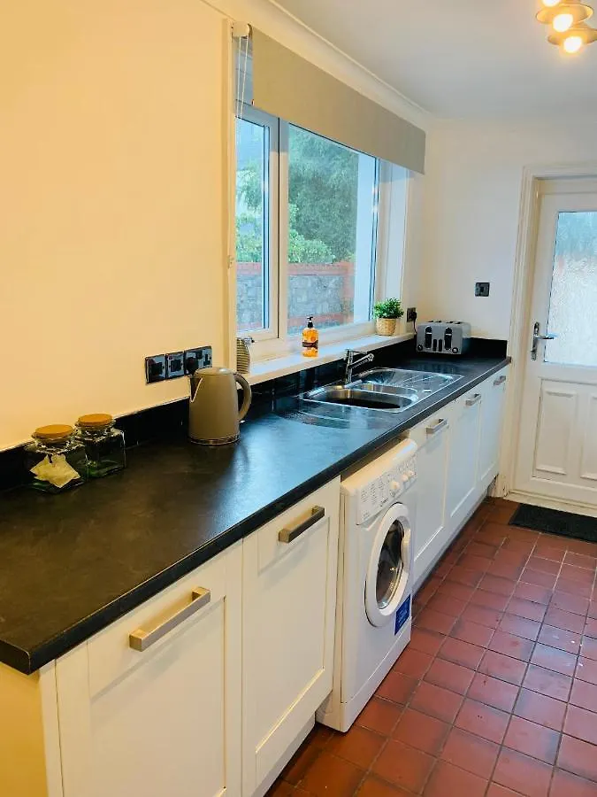 4 Bedroom House Nr Cardiff City Centre Holiday home