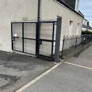 4 Bed Near Airport Holiday home Edinburgh